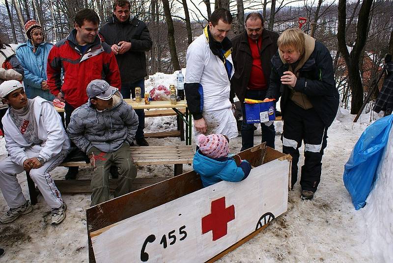 Nevšední podívanou  měli v sobotu 28. února na Čeladné. Lidé se na místní sjezdovce pouštěli dolů na čemkoliv.