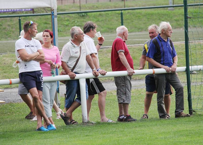 Divizní fotbalisté Frýdlantu (v pruhovaném) prohráli na domácím trávníku s Brumovem 0:1.