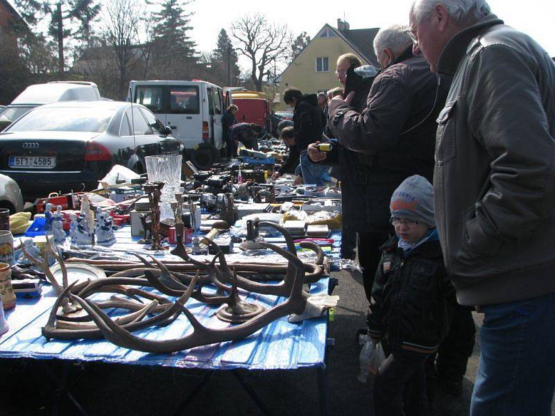 Několik set lidí využilo slunečného počasí a v sobotu 7. dubna navštívilo auto-moto burzu historických vozidel, která se konala na parkovišti pod přehradou v Bašce.