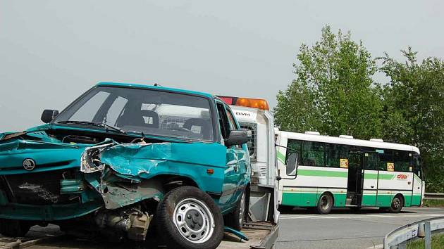 Poničený automobil, jehož řidič se střetl s autobusem, pak odvezli zaměstnanci odtahové služby. 