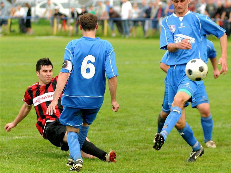 Fotbalisté Palkovic si v domácím prostředí poradili s vedoucími Dobraticemi. 