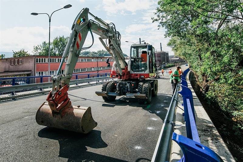 Dokončovací práce na rekonstrukci nadjezdu v Třinci, září 2022.