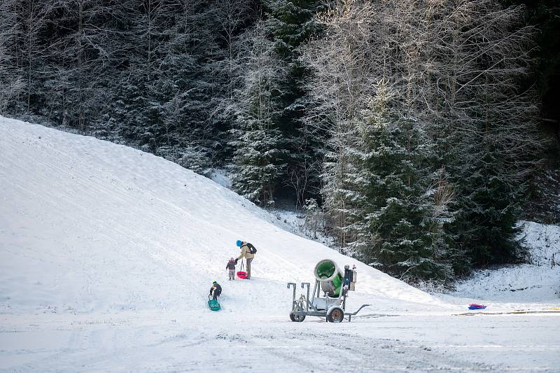 Ski areál Bílá a Hotel Bauer. 4. prosince 2021.