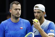 Češti tenisté vyhráli kvalifikační utkání Davisova poháru ve Vendryni u Třince s Izraelem, když v nedělní čtyřhře získali rozhodující třetí bod zleva Adam Pavlásek a Tomáš Macháč.