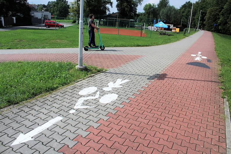 Červený pruh pro cyklisty, šedý pro pěší. To už na cyklostezce neplatí. Město kvůli zvýšení bezpečnosti změnilo režim na místních cyklostezkách. Chodci, cyklisté i třeba koloběžkáři či in-line bruslaři od nynějška mají každý svou polovinu podle směru tras