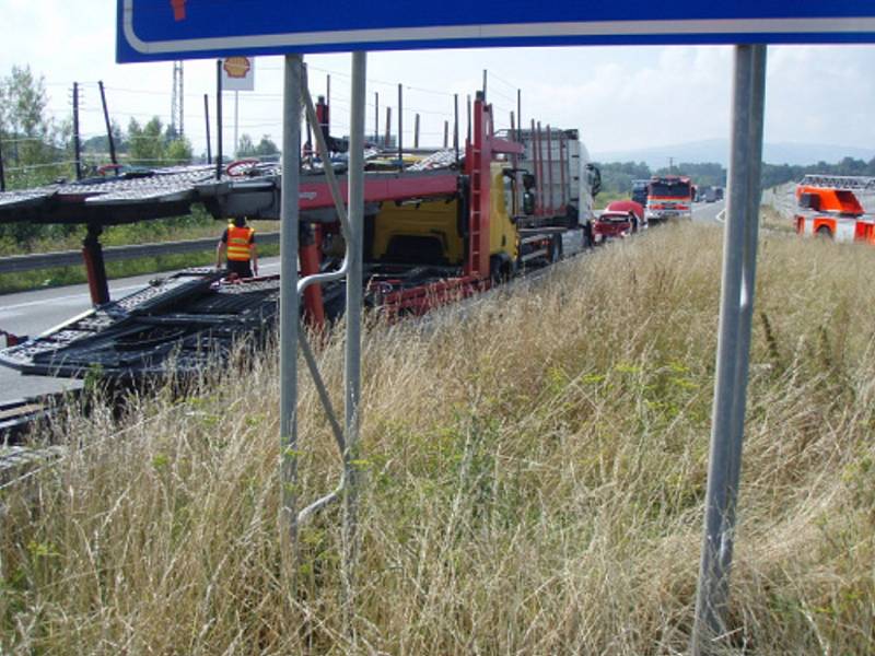 Nehoda tří kamionů a osobního auta u Jablunkova. 