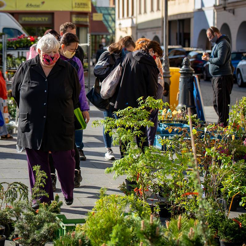 Farmářské trhy na místeckém náměstí Svobody, 7. května 2020 ve Frýdku-Místku.