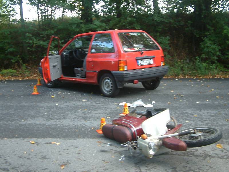 Při dopravní nehodě v Neborech se vážně zranil řidič malého motocyklu.  