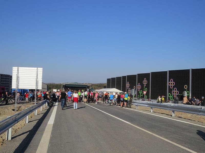 V Třinci byl slavnostně otevřen obchvat v úseku mezi Nebory a Bystřicí.