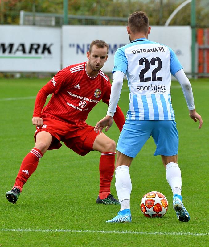 Třinec (v červeném) zvládl derby s Vítkovicemi.