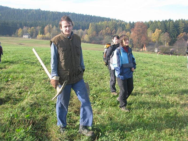 První jabloně, duby a buky vysadili v sobotu dopoledne obyvatelé Jablunkova a další dobrovolníci společně s Hnutím DUHA na rozlehlé louce v lokalitě Městská Lomná.