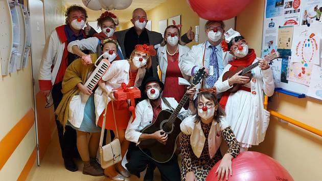 Při dvacátém výročí fungování projektu zdravotních klaunů navštívili jeho hlavní hybatelé všeho veselí Nemocnici Třinec.