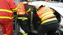 Zásah hasičů a zdravotníků u vážné nehody v Třinci. 