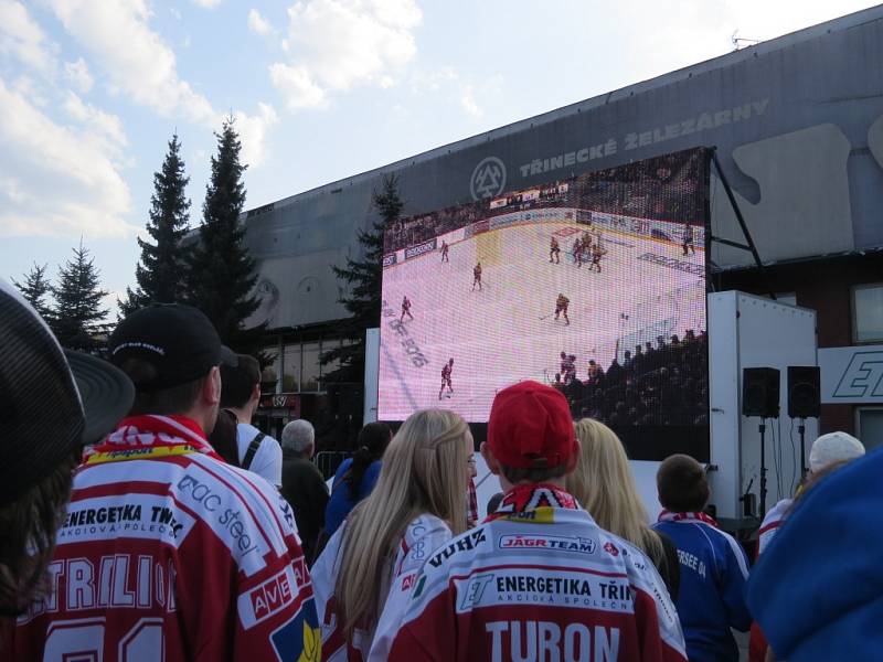 Třinečtí fanoušci fandili svému týmu ve finále hokejového play off i u velkoplošné obrazovky u staré Werk Areny. 