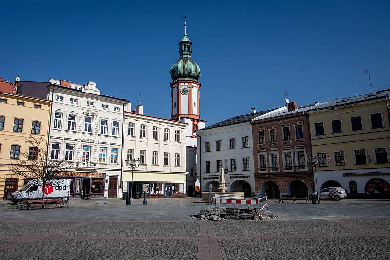 Frýdek-Místek v celostátní karanténě (místeckém náměstí Svobody), 24. března 2020. Vláda ČR vyhlásila dne 15.3.2020 celostátní karanténu kvůli zamezení šíření novému koronavirové onemocnění (COVID-19).