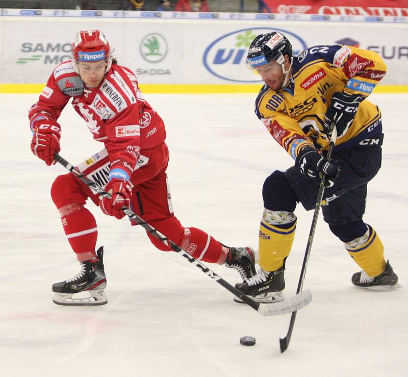 Třinečtí hokejisté (v červeném) i díky hattricku Wolského vyhráli ve Zlíně 4:2.