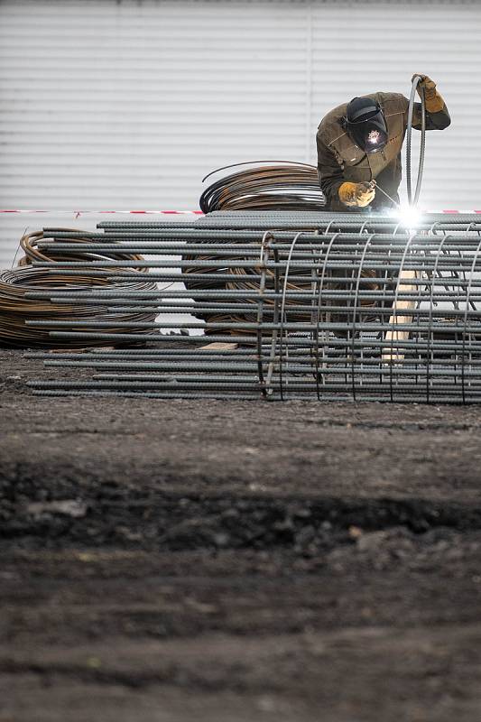 Slavnostním poklepáním na základní kámen v pivovaru Radegast. Zahájení stavby nové plechovkové linky, 22. března 2019 v Nošovicích.