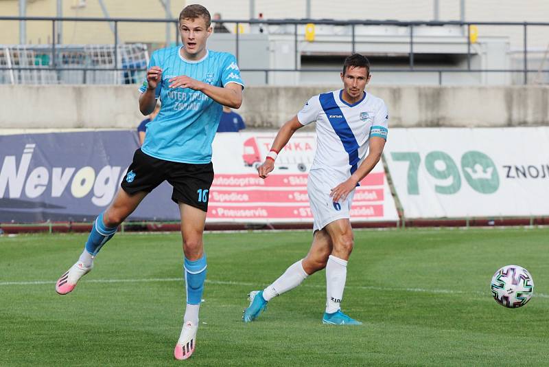 Středeční utkání MSFL sehráli fotbalisté Znojma (v modrém) na domácím pažitu proti celku Frýdku-Místku. Příště vyzvou, opět ve středu doma, tým Otrokovic.