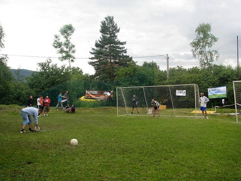 Soutěž O penaltového krále v areálu Hukvaldského pivovaru.