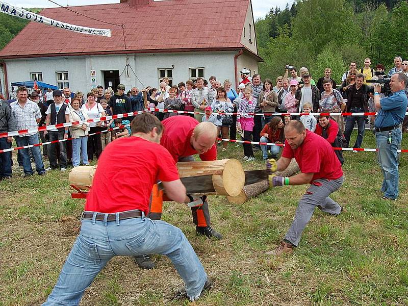 Pestrý program čekal v sobotu po poledni na všechny, kteří dorazili do Řeky. U zdejšího obecního úřadu proběhla Májová veselice, kterou letos doplnila soutěž amatérských dřevorubců – Forest Man.