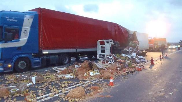Nehoda dvou nákladních vozidel z Polska a Slovenska v Mostech u Jablunkova.