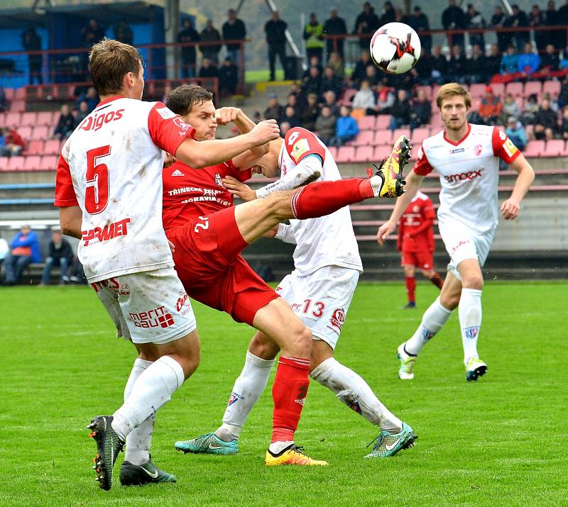 Duel mezi Třincem (v červeném) a hosty z Pardubic rozhodla standardní situace domácího Kateřiňáka v nastaveném čase.