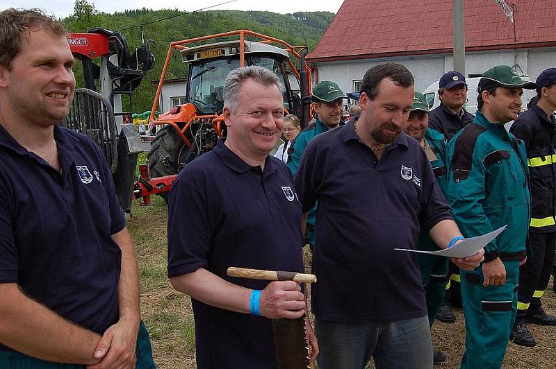 Pestrý program čekal v sobotu po poledni na všechny, kteří dorazili do Řeky. U zdejšího obecního úřadu proběhla Májová veselice, kterou letos doplnila soutěž amatérských dřevorubců – Forest Man.