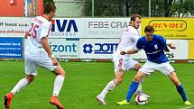 Třinečtí fotbalisté (v bílém) prolomili konečně sérii nepříznivých výsledků s týmem Vlašimi. Ten na domácím trávníku porazili 2:0. 