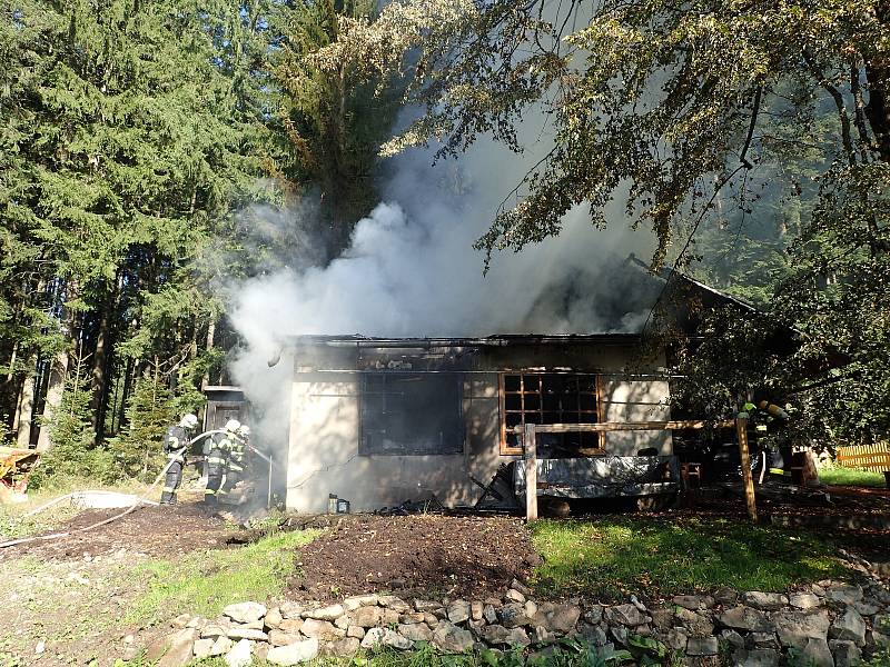 V obci Bílá museli hasiči v neděli likvidovat požár rekreační chaty.
