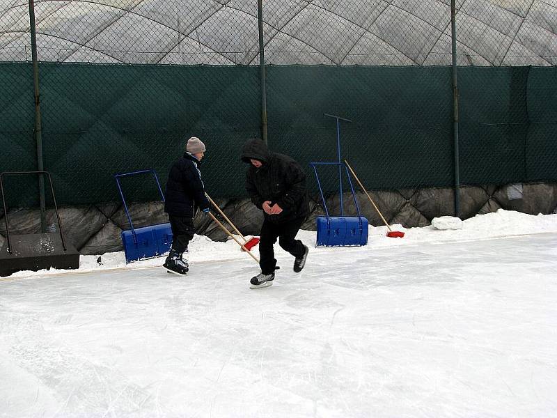 Ve Frýdlantu nad Ostravicí funguje nové kluziště. Město je vytvořilo ve sportovním a relaxačním centru Kotelna. 