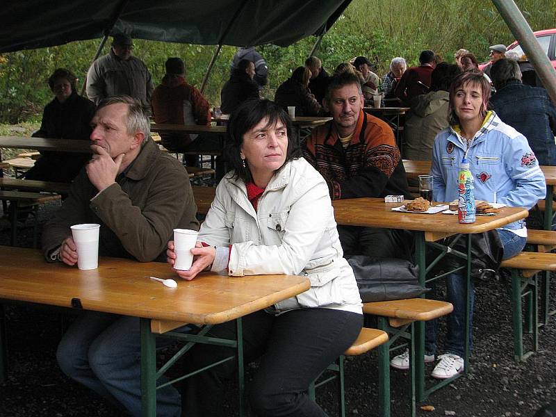 V Hrádku v sobotu slavnostně ukončili koridorovou stavbu, která trvala tři roky. Na hřišti TJ Sokol Hrádek se sešly stovky lidí, zdaleka ne všichni stavbu vítají. Akce se odehrála jen pár metrů od obřích protihlukových bariér.