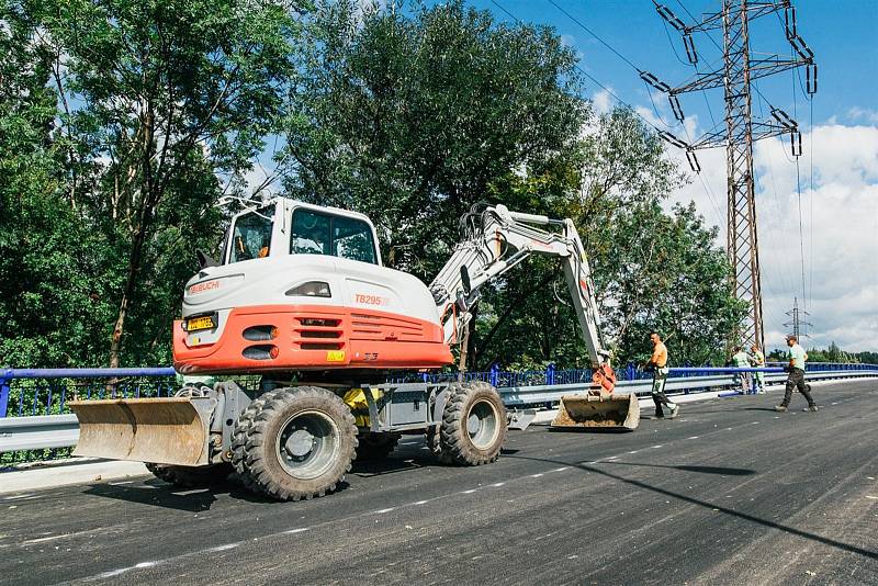 Dokončovací práce na rekonstrukci nadjezdu v Třinci, září 2022.