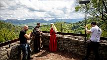 Pěkné počasí přilákalo do obory a na hrad Hukvaldy mnoho návštěvníků. Samotný hrad a jeho okolí využili i filmaři, kteří zde natáčeli historický film, 15. května 2021 Hukvaldy.