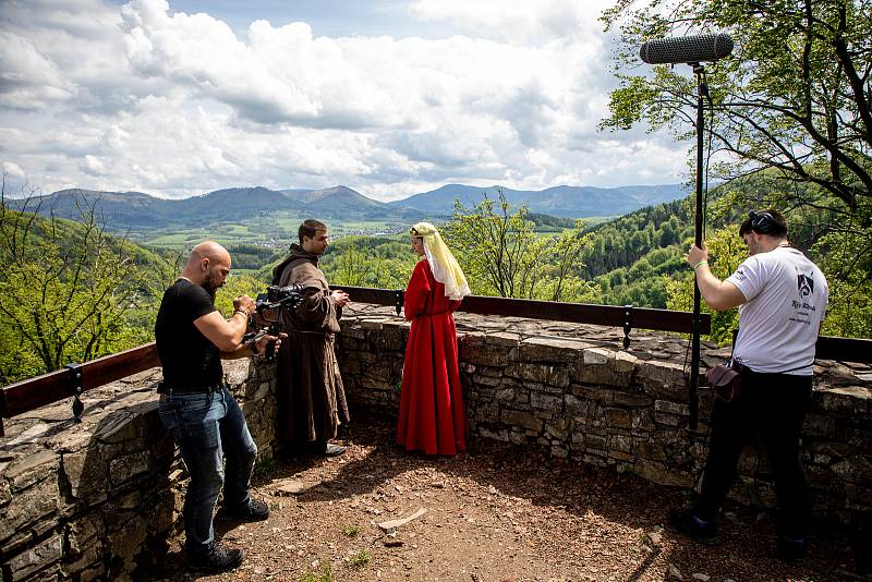 Pěkné počasí přilákalo do obory a na hrad Hukvaldy mnoho návštěvníků. Samotný hrad a jeho okolí využili i filmaři, kteří zde natáčeli historický film, 15. května 2021 Hukvaldy.