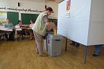 V budově 6. základní školy ve Frýdku-Místku odvolily v prvních minutách po otevření volebních místností desítky lidí.
