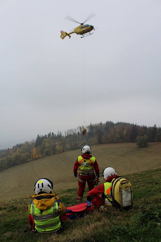 Výcvik leteckých záchranářů v Beskydech. 