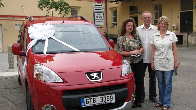 Už je jejich. Pečovatelky společně s ředitelem převzali nový automobil. Šťastný výraz ve tvářích hovoří za vše.