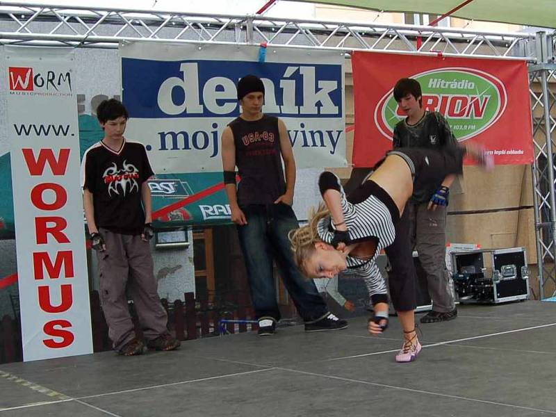 Členové skupiny Break dance zatančili na skladbu Street Battle.