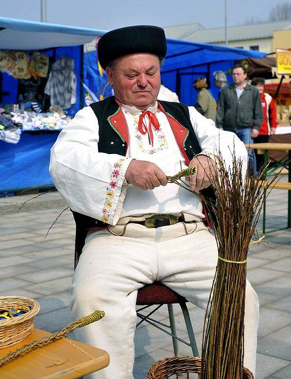 Jozef Šulek z Olešné (okres Čadca) plete karabáče.