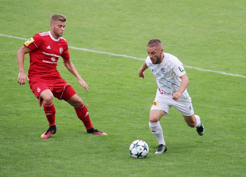 Frýdecko-místečtí fotbalisté (v bílém) byli v derby šťastnější, když díky Biolkovy hlavičky zvítězili nad Třincem 1:0.