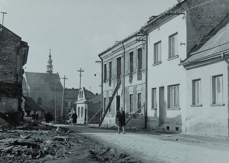 FRÝDLANTSKÁ ULICE v roce 1966. Jako záchytný bod poslouží kostel Všech svatých, který je na snímku v pozadí.