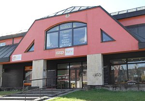 V Hnojníku, kde otevřeli nově rekonstruované nákupní středisko COOP, zrušilo spotřební družstvo druhou prodejnu, říjen 2022.