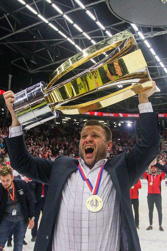 Finále play off hokejové extraligy - 6. zápas HC Oceláři Třinec - Bílí Tygři Liberec, 28. dubna 2019 v Třinci. Na snímku radost Třince.