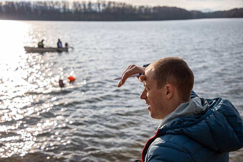 Mikulášská štafetová přeplavba Žermanické přehrady, 6. prosince 2020.