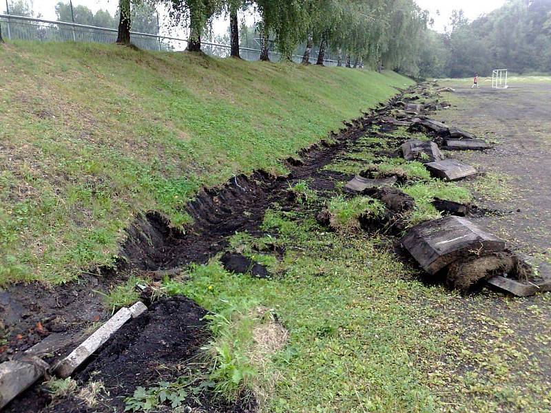 Začátek výstavby fotbalového hřiště s umělým povrchem.