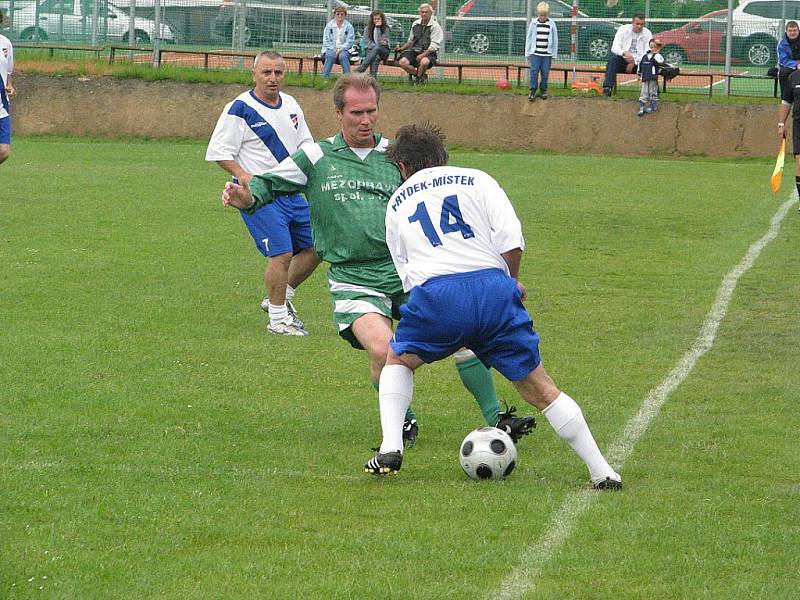 Bývalí fotbalisté Válcoven plechu si zahráli o víkendu přátelské utkání proti staré gardě Vsetína. Valcíře nakonec omlazený tým hostí udolal.