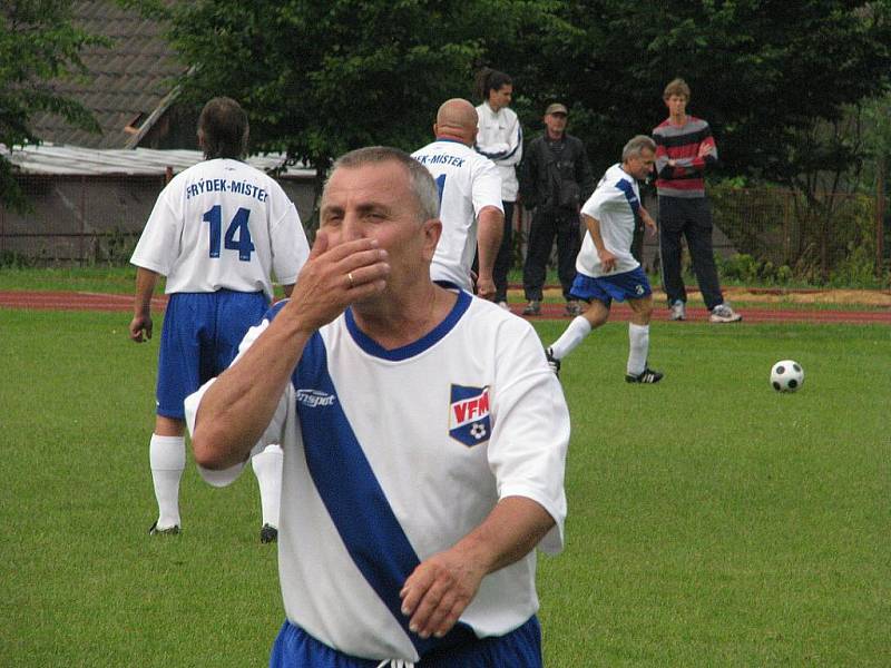 Bývalí fotbalisté Válcoven plechu si zahráli o víkendu přátelské utkání proti staré gardě Vsetína. Valcíře nakonec omlazený tým hostí udolal.