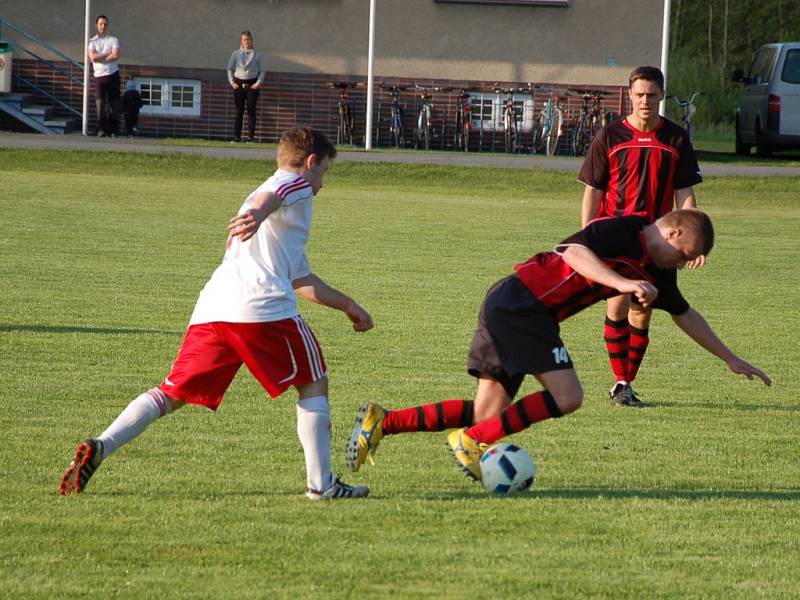 Duel mezi Hnojníkem (červenočerné dresy) a Nýdkem skončil výhrou hostí v poměru 2:3. 