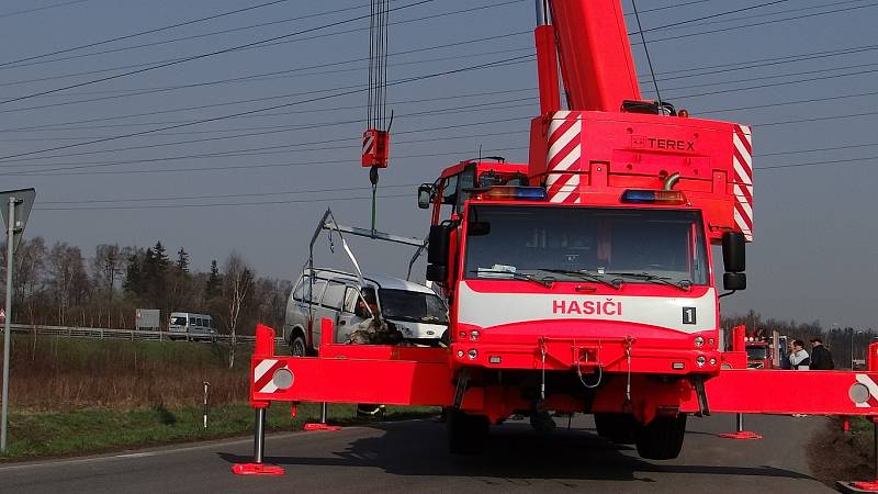 Dodávka plná knedlíků, určena k rozvozu do několika okolních jídelen, skončila v pondělí 22. dubna ráno nedaleko obce Staříč v místním potoce. 