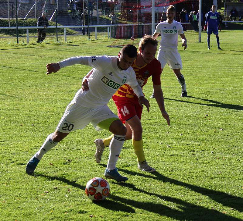 Fotbalisté divizního Frýdlantu nad Ostravicí (žluto-červené dresy) zvítězili v domácím prostředí nad karvinským B týmem 1:0.